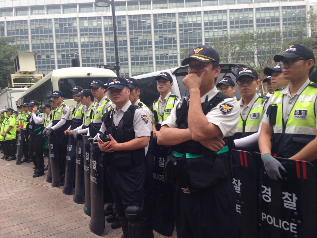 一到这里就看见警察成群结队站在路边,原来是赶上韩国残疾人