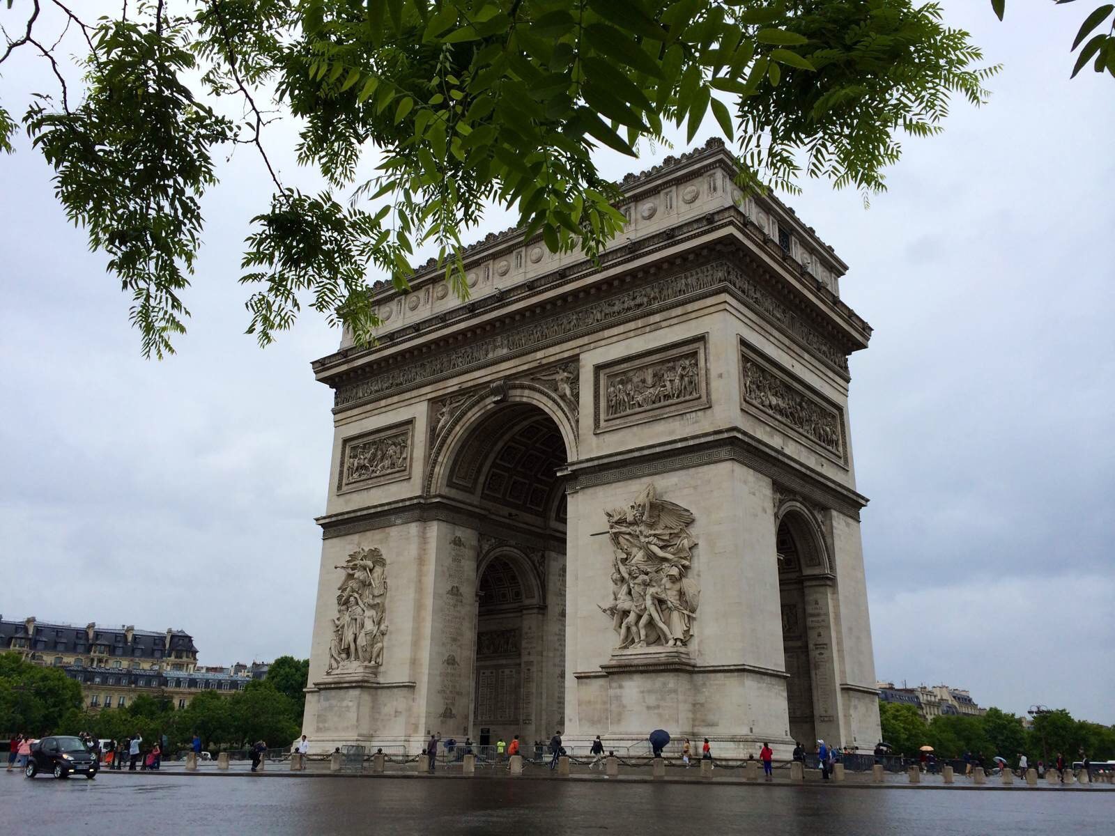 (法语:arc de triohe de l'toile),位于法国巴黎的戴高乐广场
