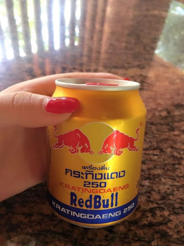 越南的红牛,哈哈,棒棒哒.喝完满血复活,只要18000越南盾哦