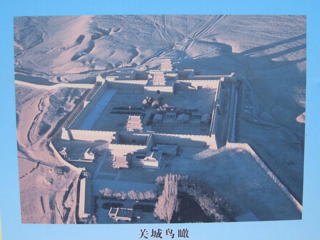 嘉峪关城由内城,瓮城,罗城,城壕及三座三层三檐歇山顶式高台楼阁建筑