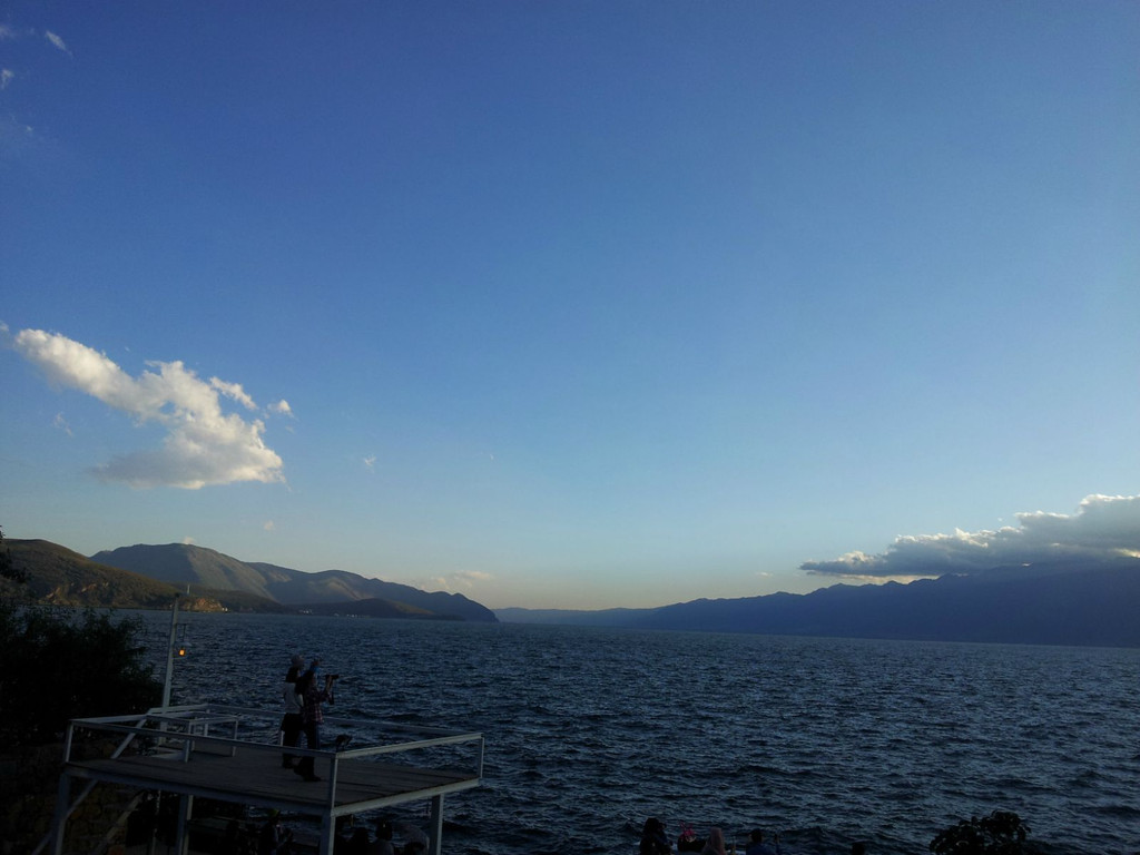 傍晚,我坐在洱海边,望着天空洱海的月亮又大又圆又亮,天光,云彩,月亮