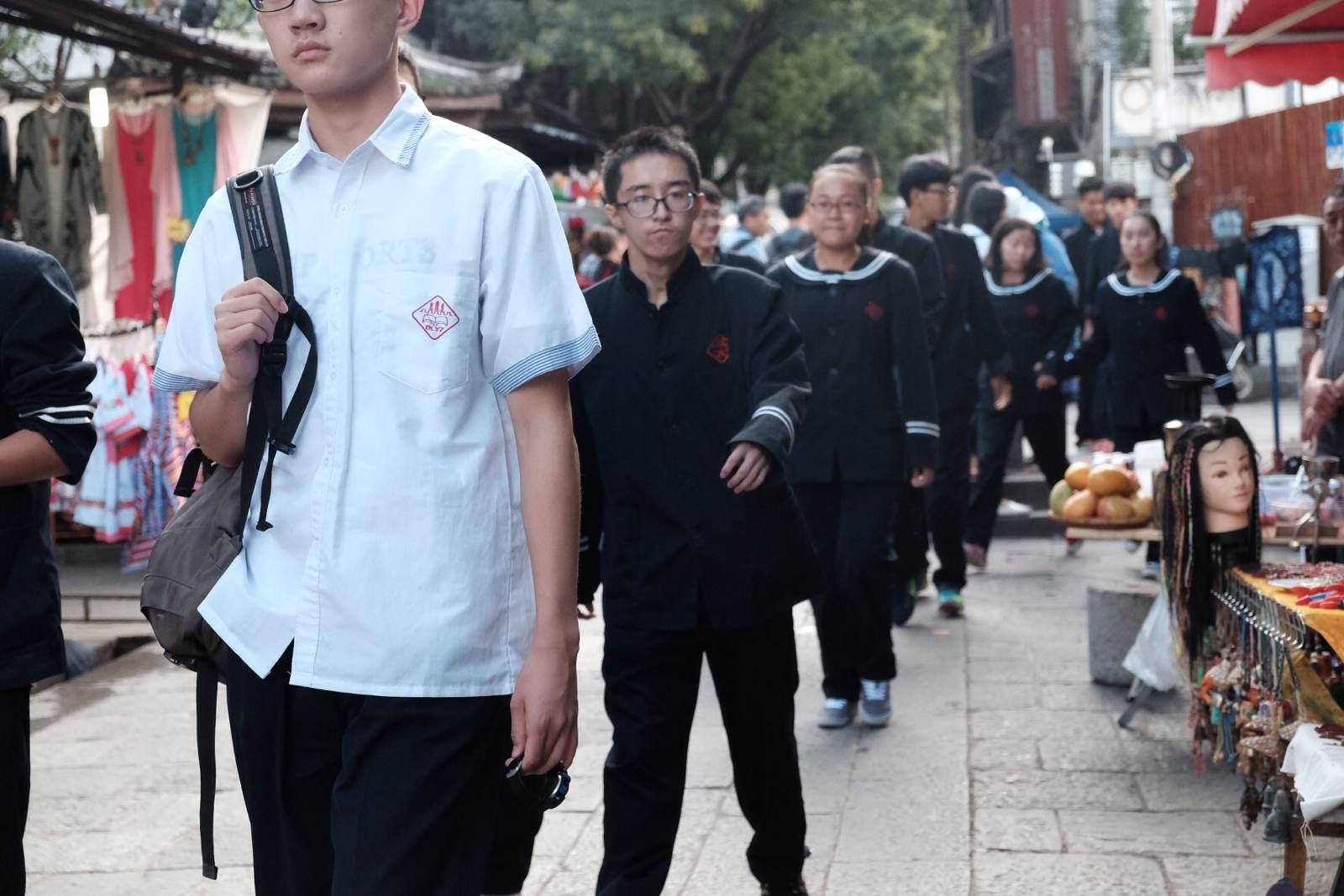 大理的学生校服好特别呀,我是个校服控,哈哈哈哈 洋人街,人民路