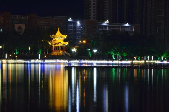 晚上回到临沧市区,玉龙湖夜景好美!