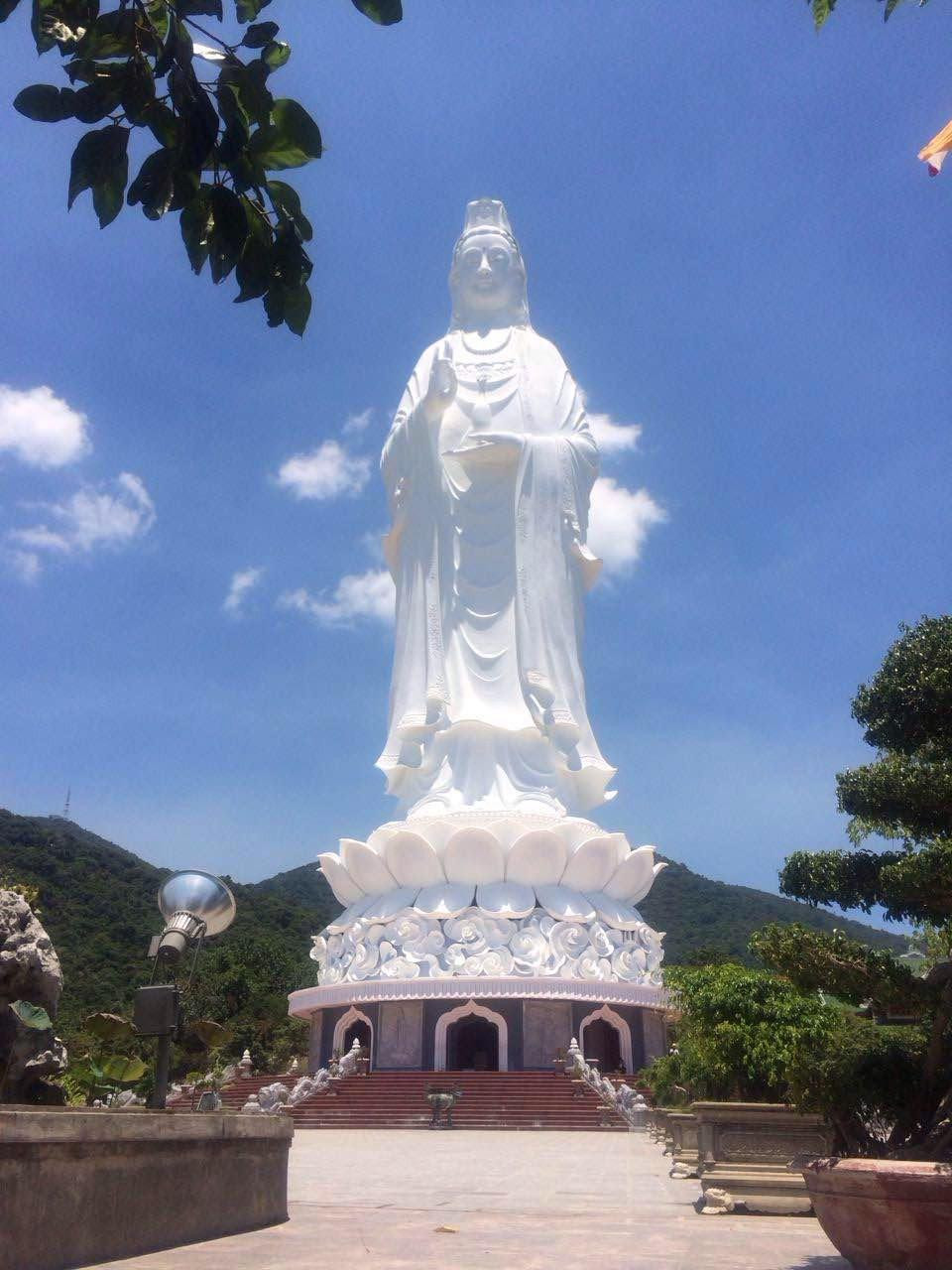       灵应寺68米高的望海观音像