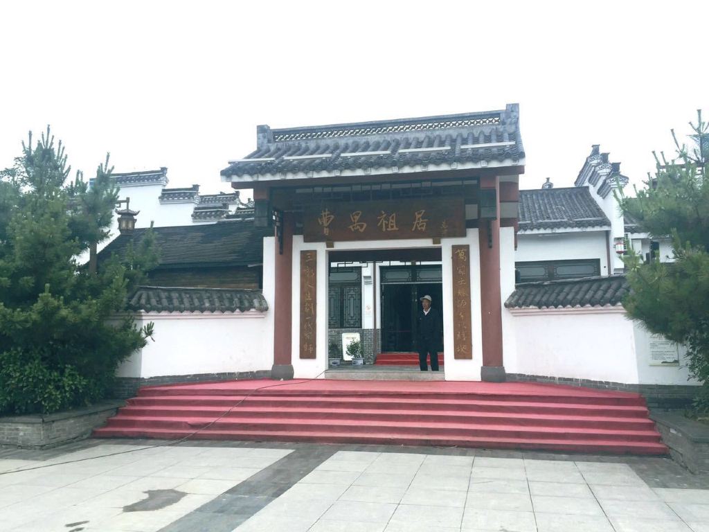 曹禺祖居里和其他的一些故居一样,会简单陈设出一些桌椅床榻等等,参观