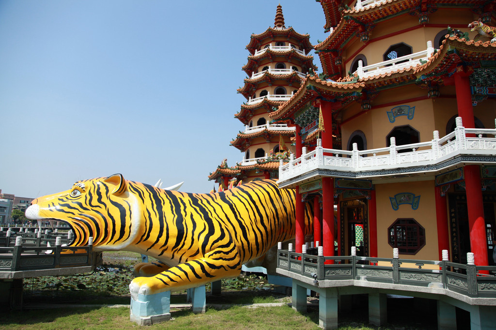 这是龙塔,一条巨龙,飞腾而起,莲池潭风景区,高雄市