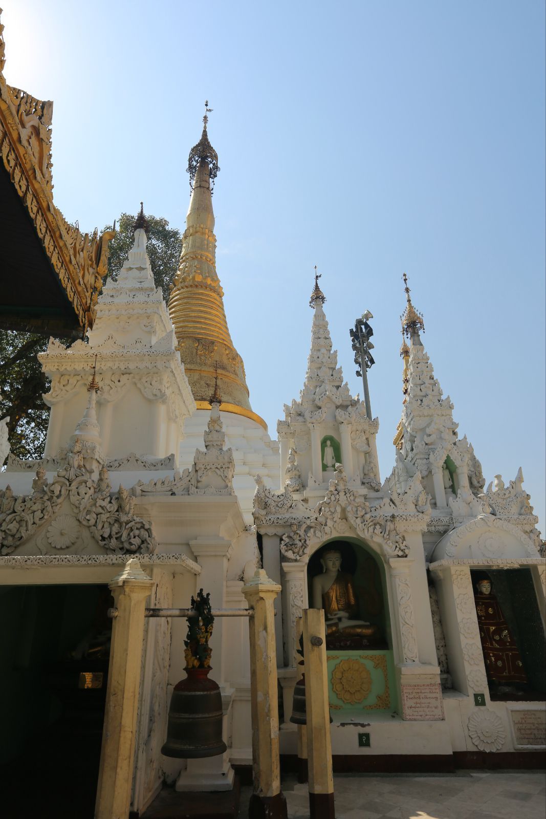 卡拉威宫是缅甸风格的代表性建筑,设计别具匠心,造型为两只传说中的
