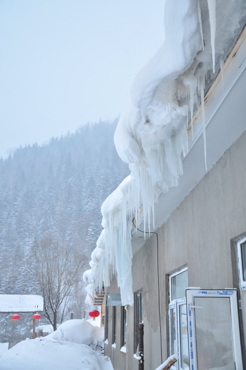 屋顶上挂着长长的冰柱