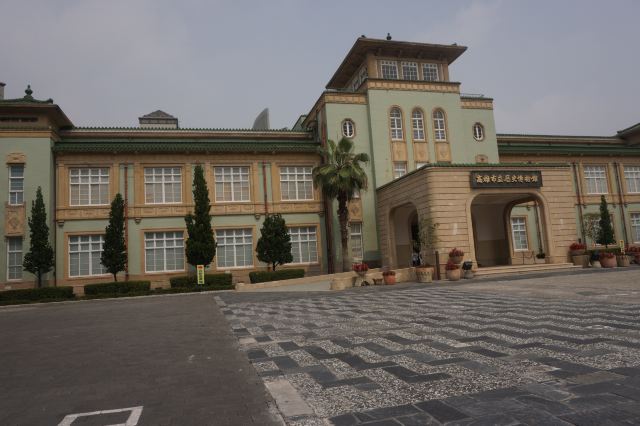 高雄巿立历史博物馆原为巿政府办公大楼,采日本的兴亚帝冠式建筑,在
