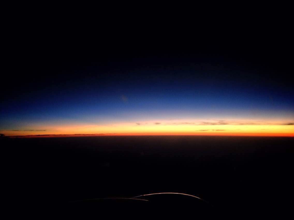 原来在飞机上看 晨昏线这么美. 第一次这样看日出 飞机上