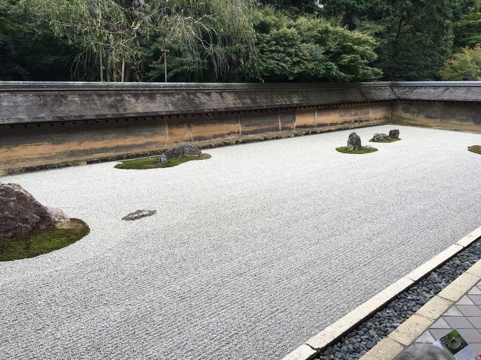 路上花了太多时间,只能匆匆浏览的龙安寺,更是没有时间参悟枯山水中的