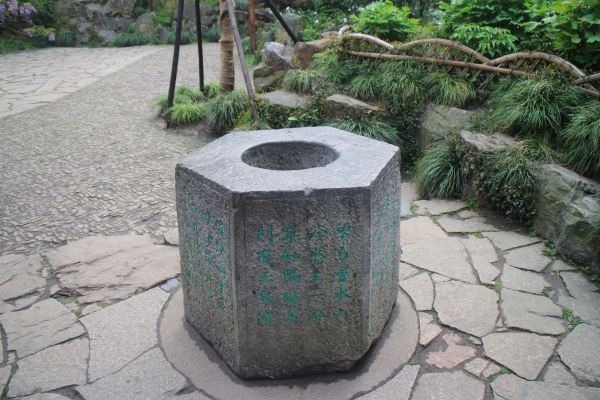 门后所提青山有幸埋忠骨,白铁无辜铸佞臣表达了对岳飞极致的爱,对奸臣极致的恨。相信所有人在此地都会是同样的感觉。但历史却不是那么简单,究竟是为何三人非要置岳飞以死地,高宗赵构又在其中扮演了什么样的角色?本人就暂时搁下悲愤情怀,带大家回顾一下那段历史。 首先来了解一下宋朝的历史。自朱温篡唐之后,历史便进入五代十国时代,短短五十余年,中原王朝经历了梁、唐、晋、汉、周五朝。其中后周的建立者郭威,其夺位过程就是假意领兵出征,途中兵变,由下属黄袍加身(据说亲自给郭威披上黄袍的就是赵匡胤),而后杀回都城,逼夺帝位