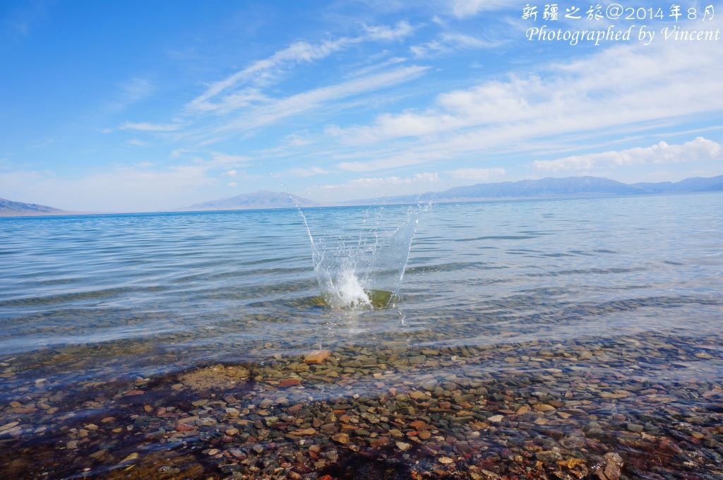 风景看腻了,二们在湖边玩水,还玩起了石头水上漂,看谁的石头在水