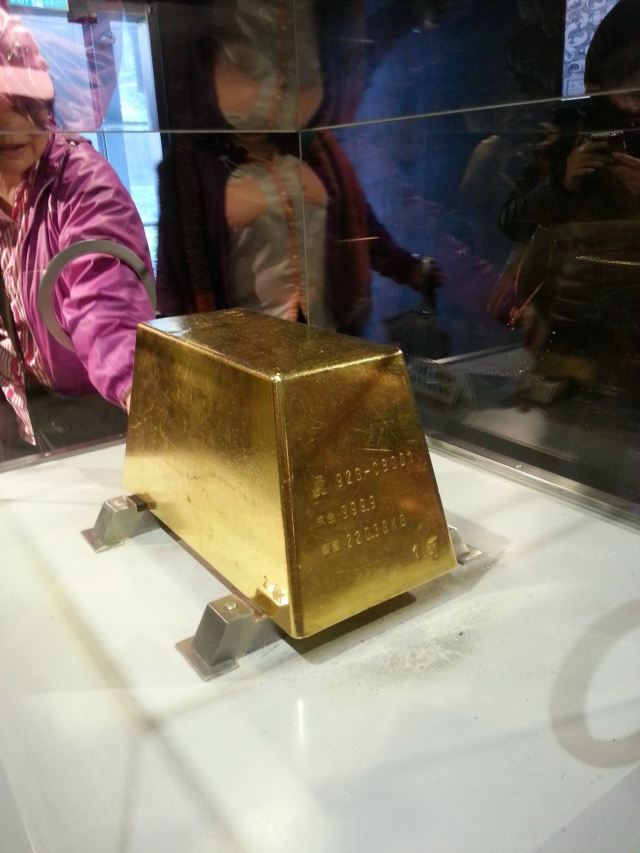黄金博物馆里陈列的大金块,据说谁拿得动就可以抱走的咧