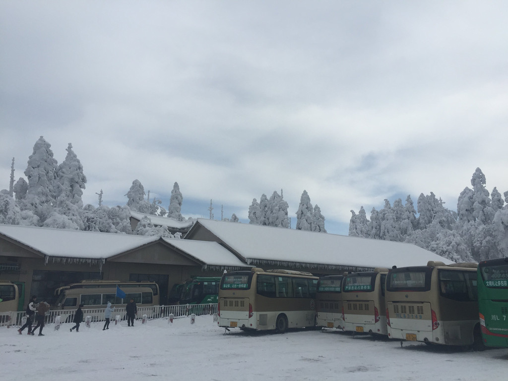      雷洞坪车站已经积了厚厚的雪
