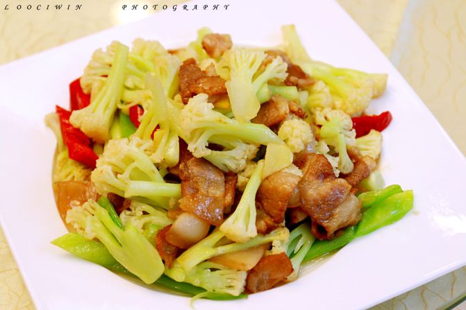 7.五花肉炒菜花,推荐指数:三颗星.菜花炒的时间适中,很好入口.