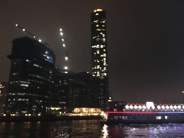 飞到广州白云机场然后过关,终于来到了hk,吃完饭看完维多利亚港夜景回
