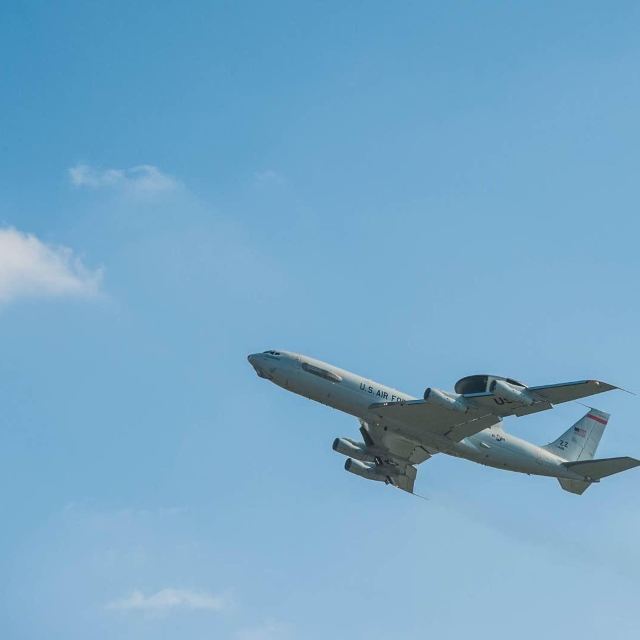 预警机起飞 嘉手纳空军基地