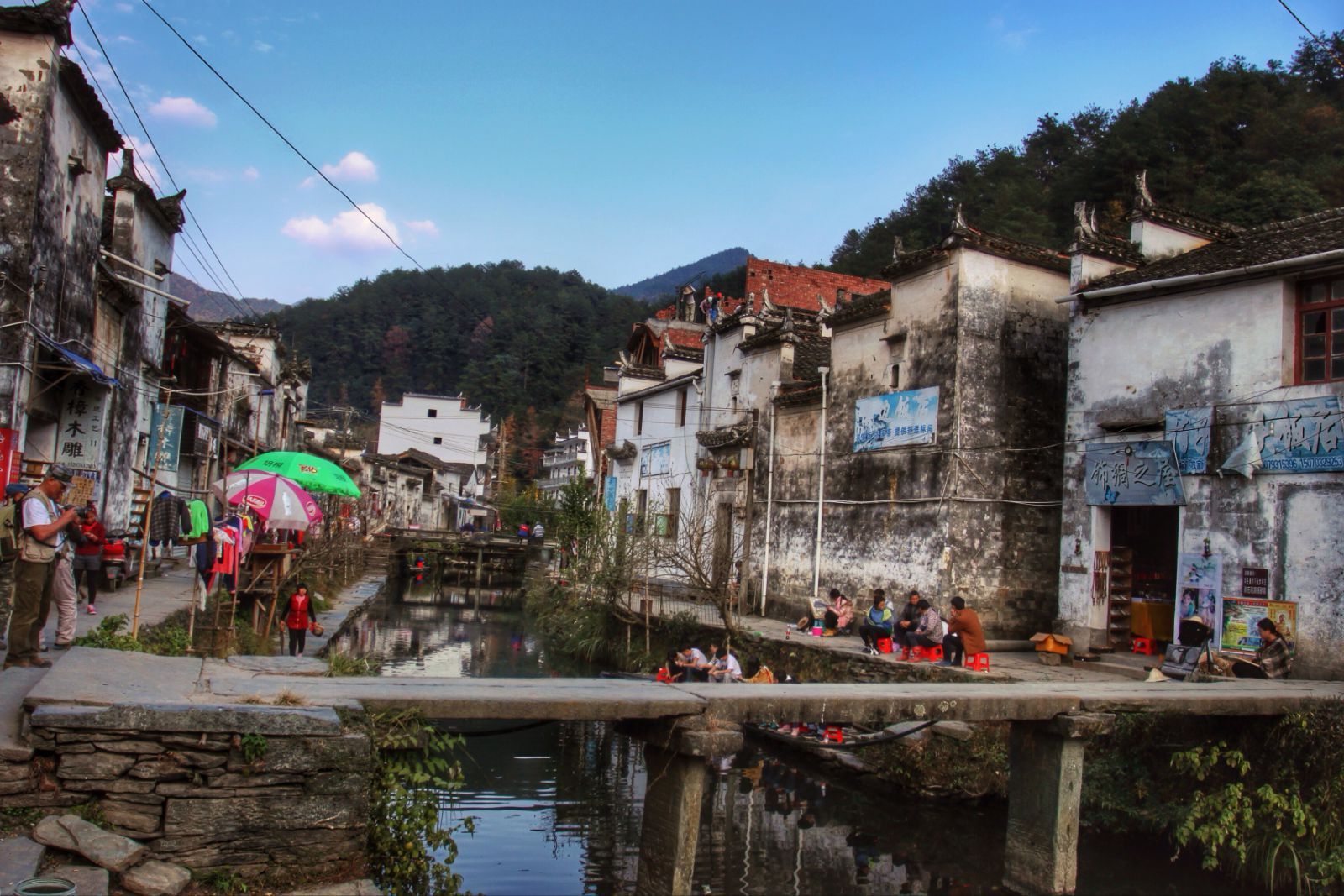 河水两侧,是村里最热闹的地方,聚集在河边洗衣服,聊天的基本是女人和