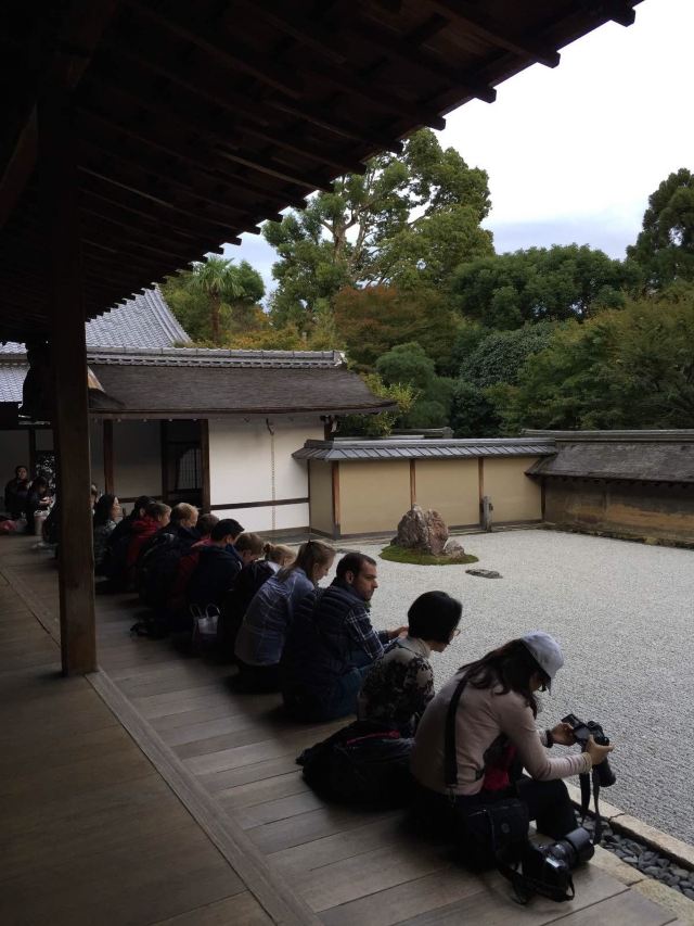 看其知名的枯山水 京都龙安寺