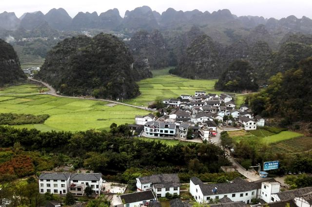 游毕马岭河峡谷,到兴义市的民族风情街吃了臭鳜鱼和布依族八