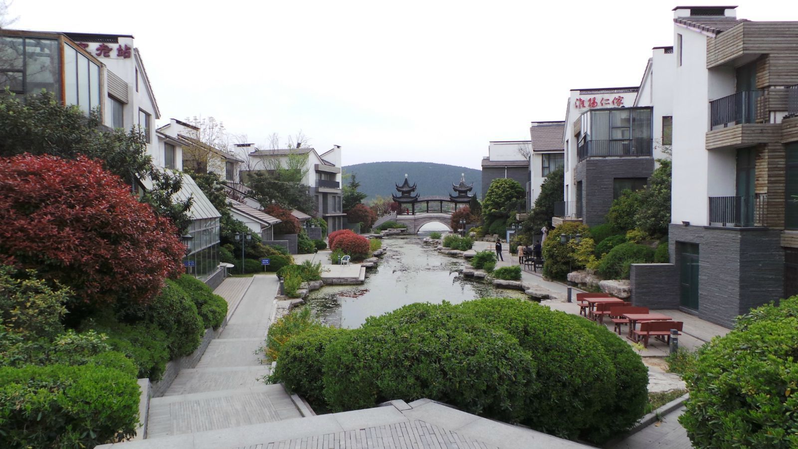 云龙湖位于徐州城区西南部,东靠云龙山,西依韩山  ,南偎泉山,三面