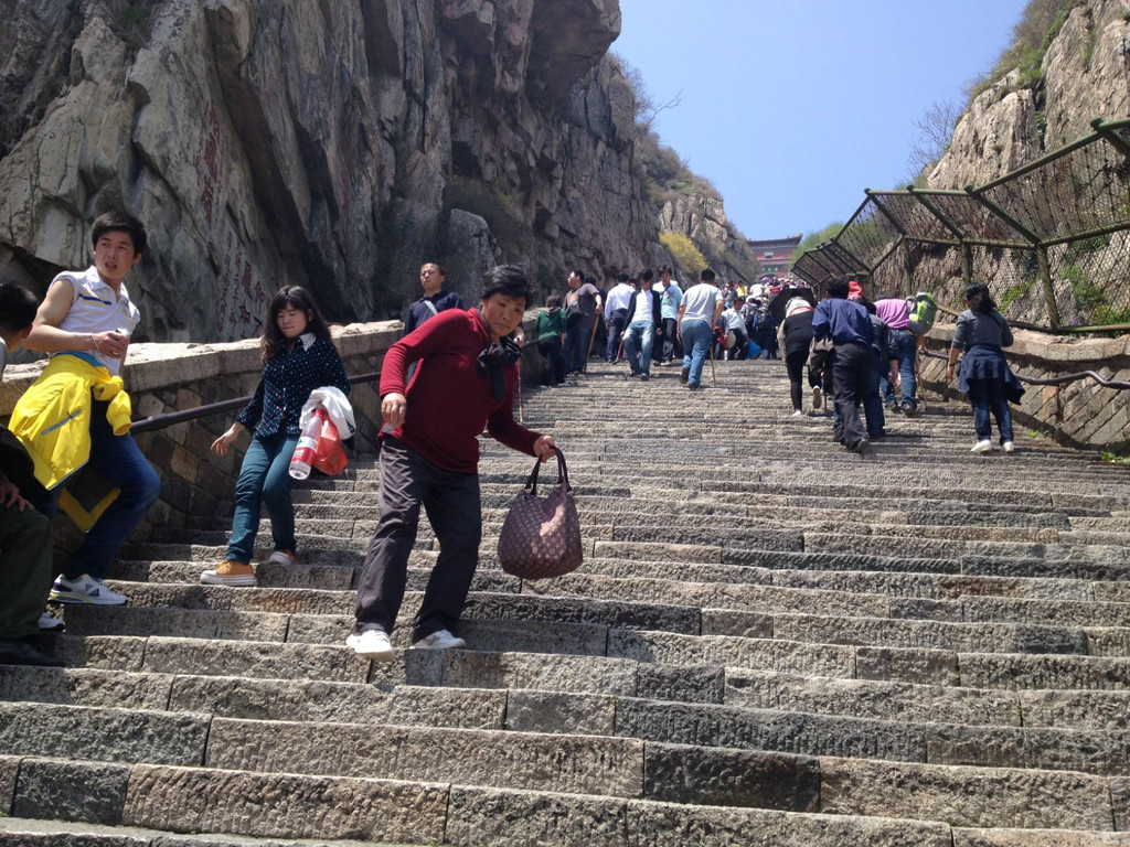 【携程攻略】泰山泰山风景区景点,三个小伙伴一起去爬的泰山。对于去过华山和太白山来说，爬泰山毫无体…