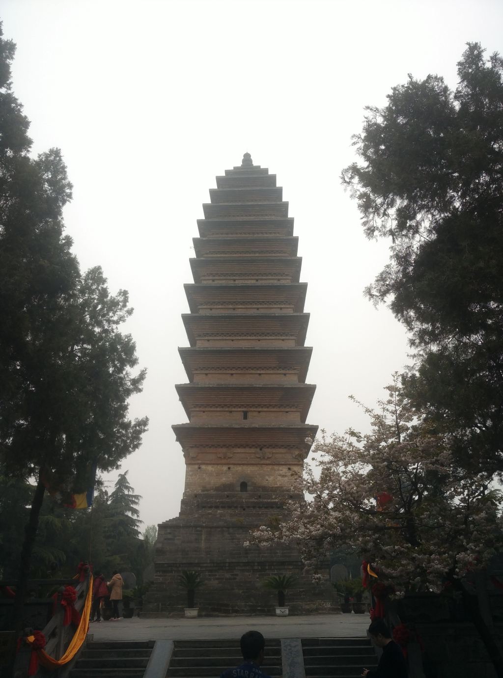 人生终有一场触及灵魂的旅程,可是我的灵魂在哪里呢 出于对中国神话故事的喜爱,所以对中国古代有着浓厚的兴趣,正好有空,就慕名前往1500年的古都洛阳! 这次旅行一共5天,4月5日下午2点出发去洛阳,4月6日早上7点到到。 Day0:4月5日下午14:02分的火车,一路睡到洛阳,隔天早上7:00到达 Day1:4月6日游白马寺(锦远汽车站买到偃师的车票5.