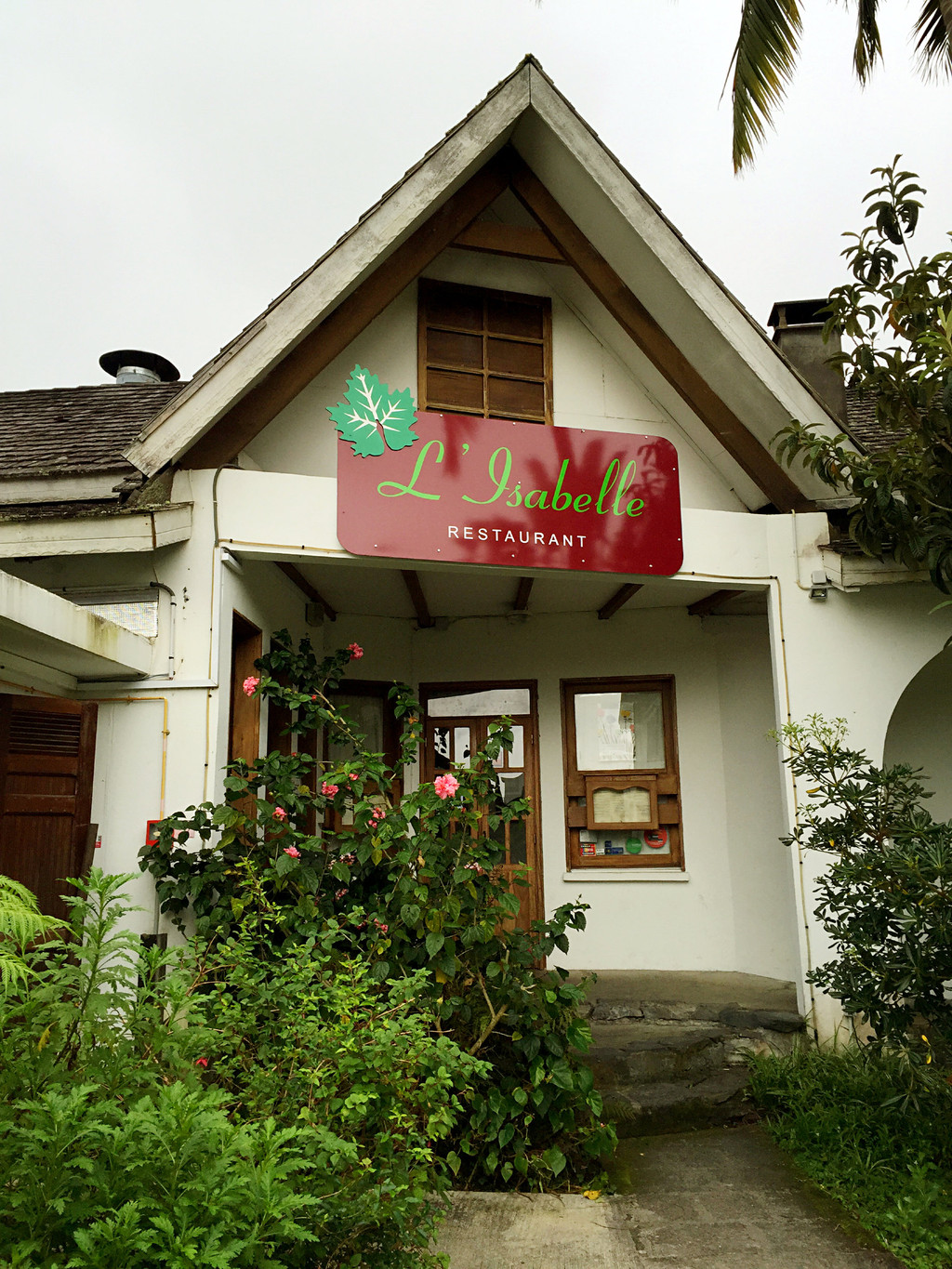 留尼汪现在虽然对国人实施了有条件面签,但由于旅游资源相对还是比较紧张,如果想订到喜欢的酒店,玩的尽兴,还是要尽量提前一些准备。有些人可能一想到前期功课就头疼,但其实合理规划的话,也可以轻轻松松安排完美旅程。建议大家采取如下顺序规划 (1)确定出行时间,预订机票。 这一步越早越好,因为通常来说预定越早机票越便宜,选择的余地也更大些。不过由于目前国内尚没有直飞的航班,一般需要中转,自己单独定机票酒店,价格可能反而不如通过官方预定中心一站预订所有行程来的更优惠。 (2)看攻略查资料,制定游览线路和行程。 一