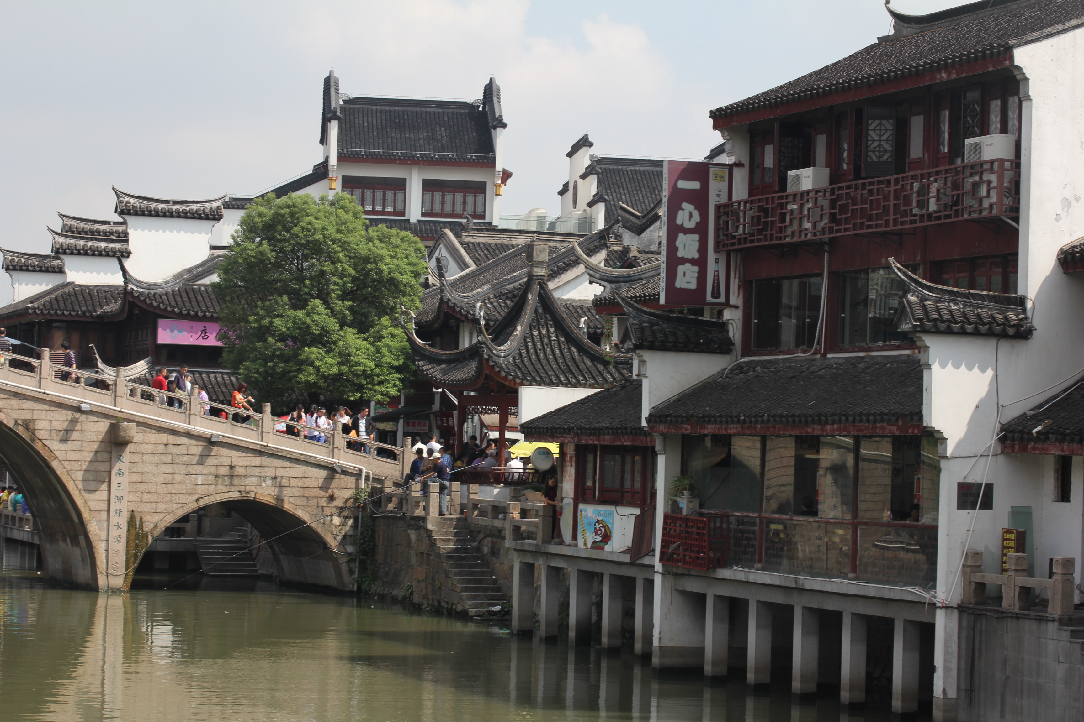 它北临华漕沪在青平公路,南界莘庄镇顾戴路,东倚梅陇镇,虹桥镇横泾港.