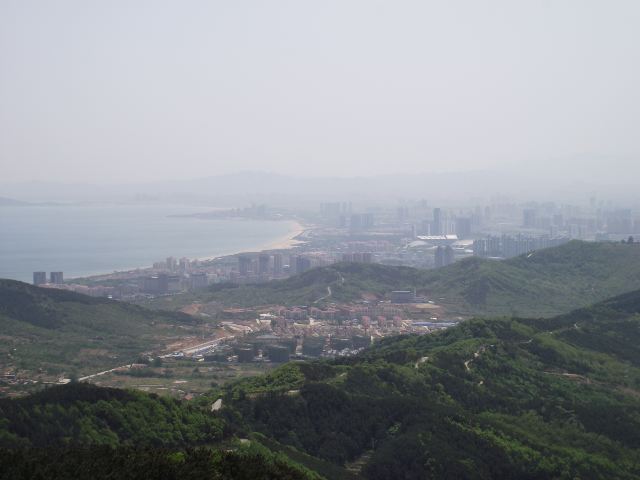 东南望,莱山区的东部,黄海城市花园,山东工商学院,烟台大学,体育公园