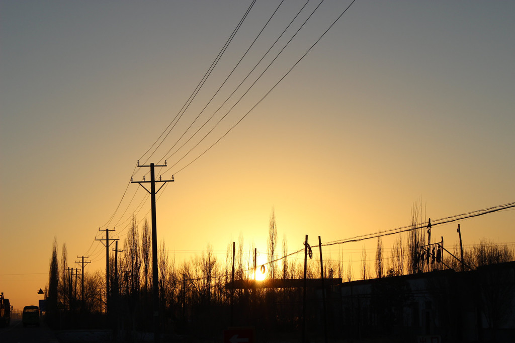 走到今天早上师傅加气的地方,我们在路边等师傅,又拍了几张夕阳的照片