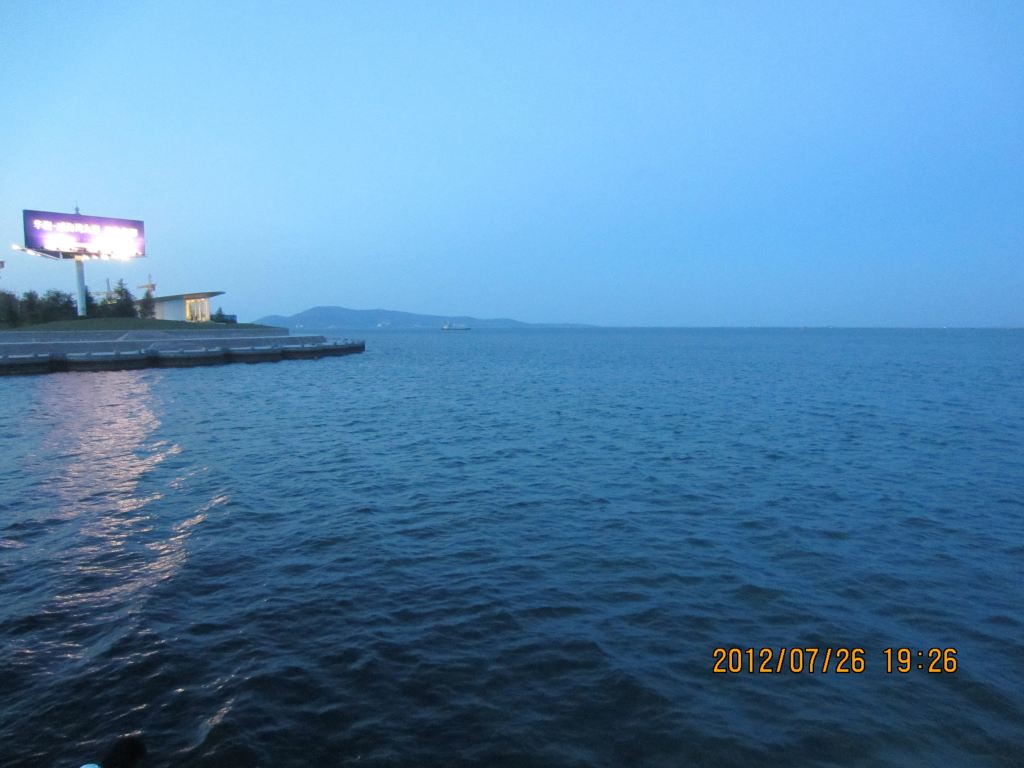 2012年7月末带老妈和媳妇儿去山东旅游,本想回来就把攻略写出来的,但是因为诸多原因,一直没能抽出时间,现在把游记写出来与广大驴友分享,希望对大家能有帮助。由于时间间隔较长,有些细节有些模糊了了(如果看到哪里我只是简单一说,一笔带过,不用问,是因为我忘记了),请见谅。 个人认为,其实自助游最关心的就是住宿和吃饭,这两样也是最容易挨宰,最容易花冤枉银子的地方,毕竟住的不舒心、吃的不舒心,我想玩儿的兴致也很难高起来。所以我会在攻略里把自己在这方面的心得尽量写的详细些,希望对朋友们有帮助,同时也希望更多的驴友在