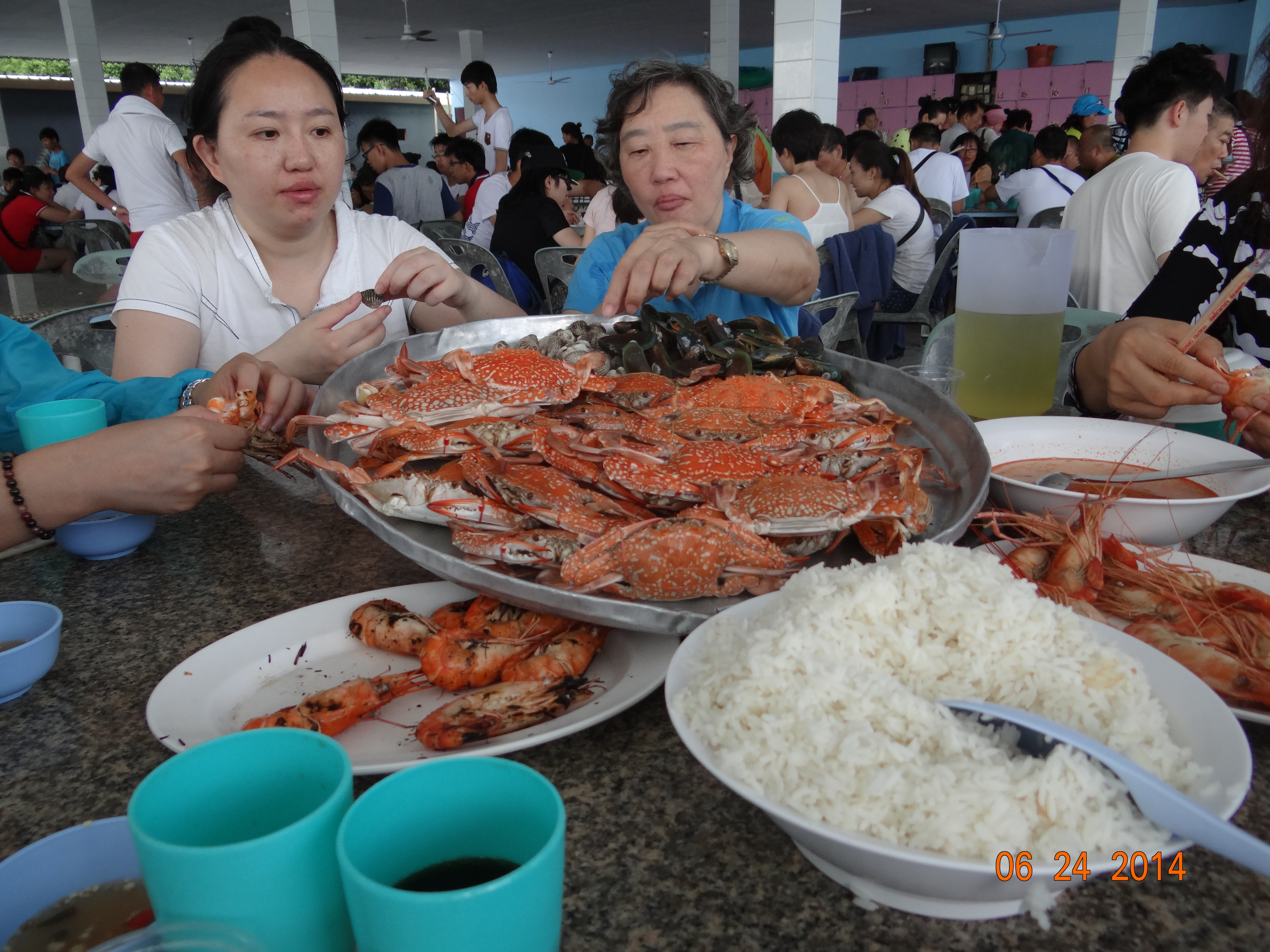 金沙岛上的海鲜餐厅品尝海鲜 中午金沙岛上的海鲜大餐