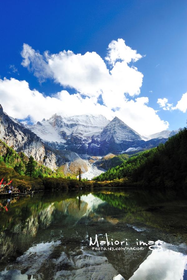 川西是指四川阿坝州,甘孜州等地区,自然风景优美迷人,特别是金秋时节