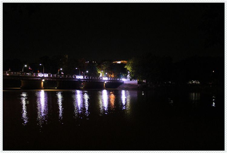 河边夜景.