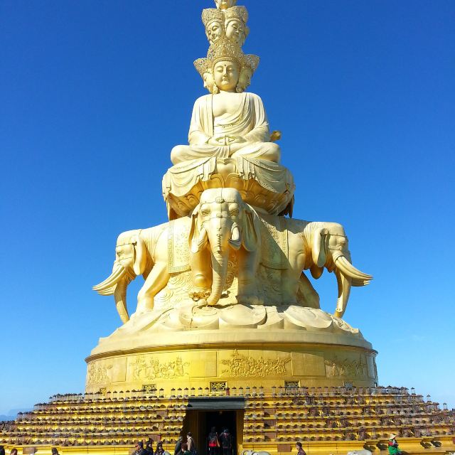 金顶上巍峨庄严.这是四方普贤菩萨