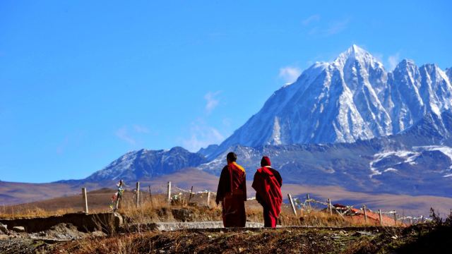 峰海子山位于道孚县八美镇境内,是大雪山山脉的第二高峰,海拔5820米