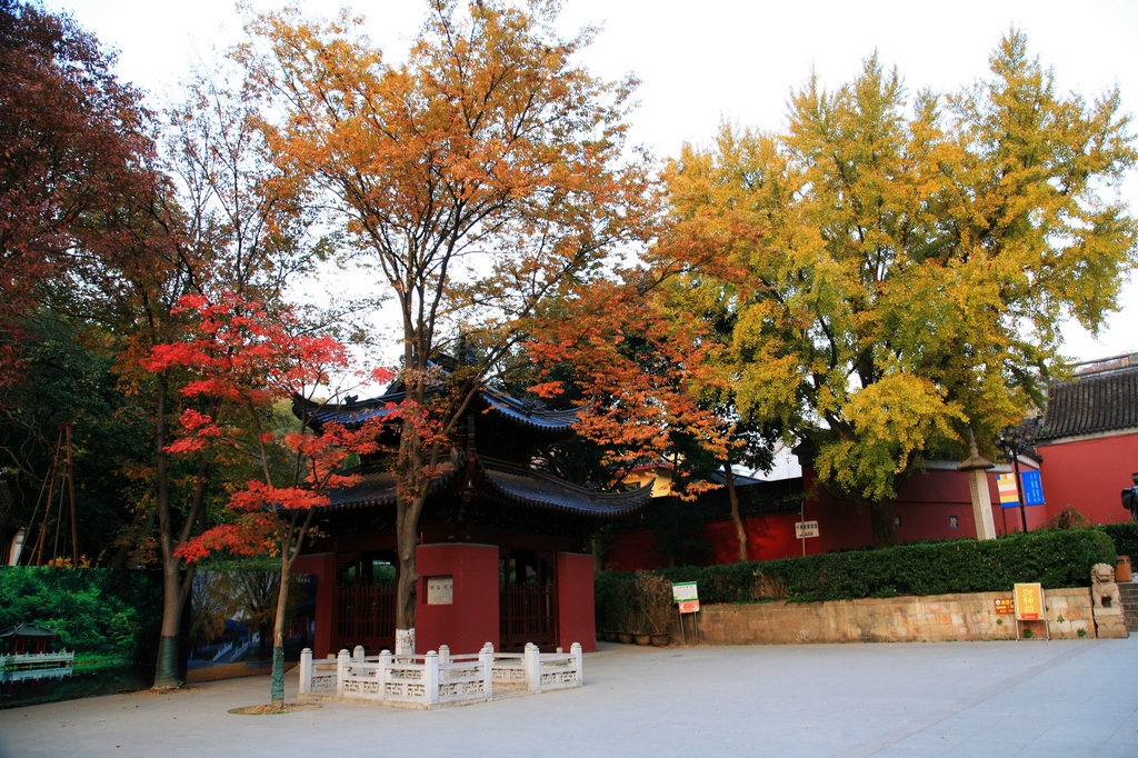 栖霞寺舍利塔 栖霞山的最高峰,在这里可以远眺长江. 栖霞山龙翔峰