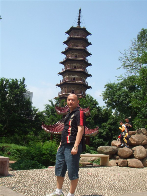 2012年4月30日观丹霞山风光领略阳元雄风