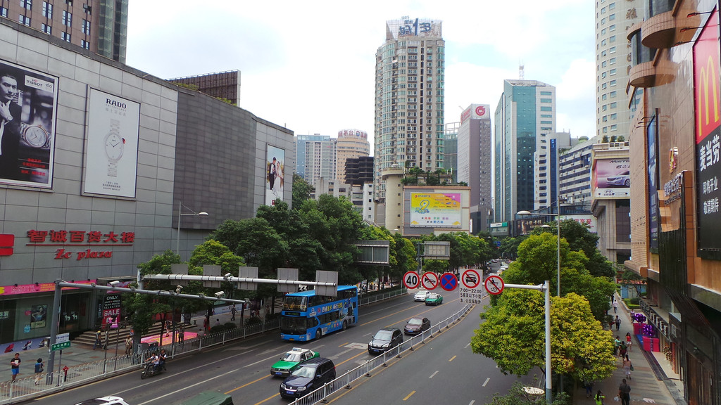 也是贵阳市区内最繁华热闹,最现代化的一条街道