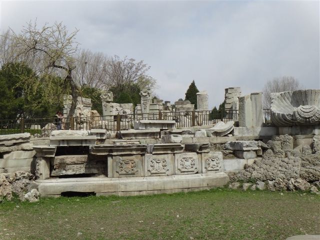 去圆明园,比较远,我们住的酒店距离圆明园从地图上看就要好大一截路