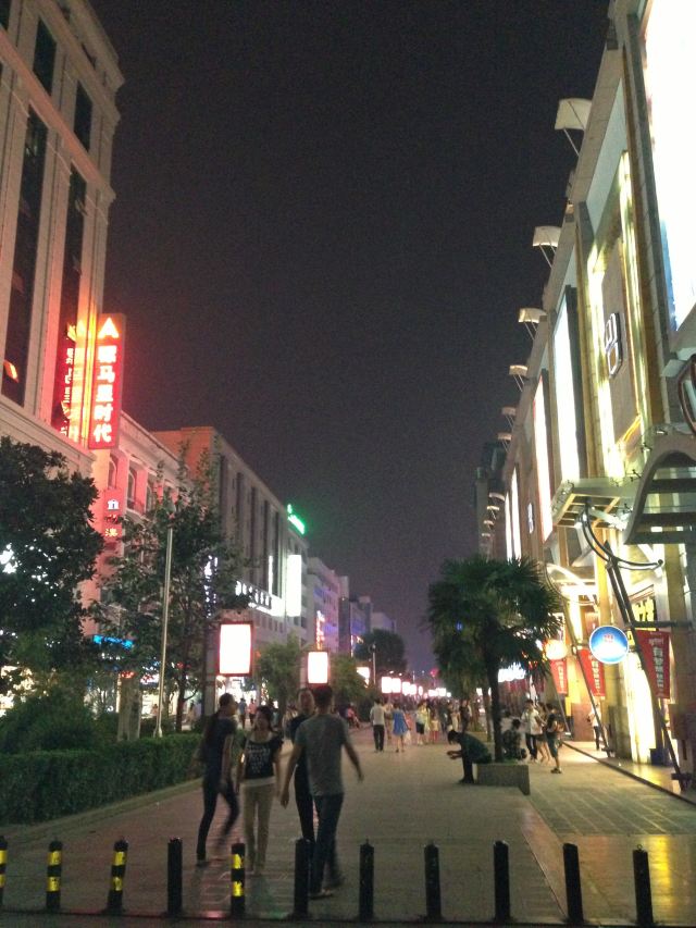 酒店附近的骡马市步行街