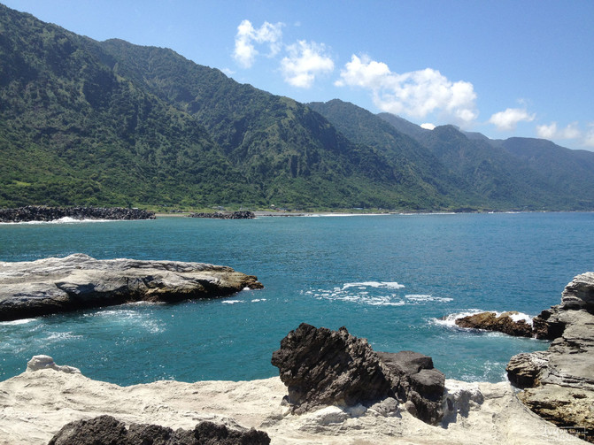 山脉连着海岸,这种地形在中国就台湾东部为典型代表