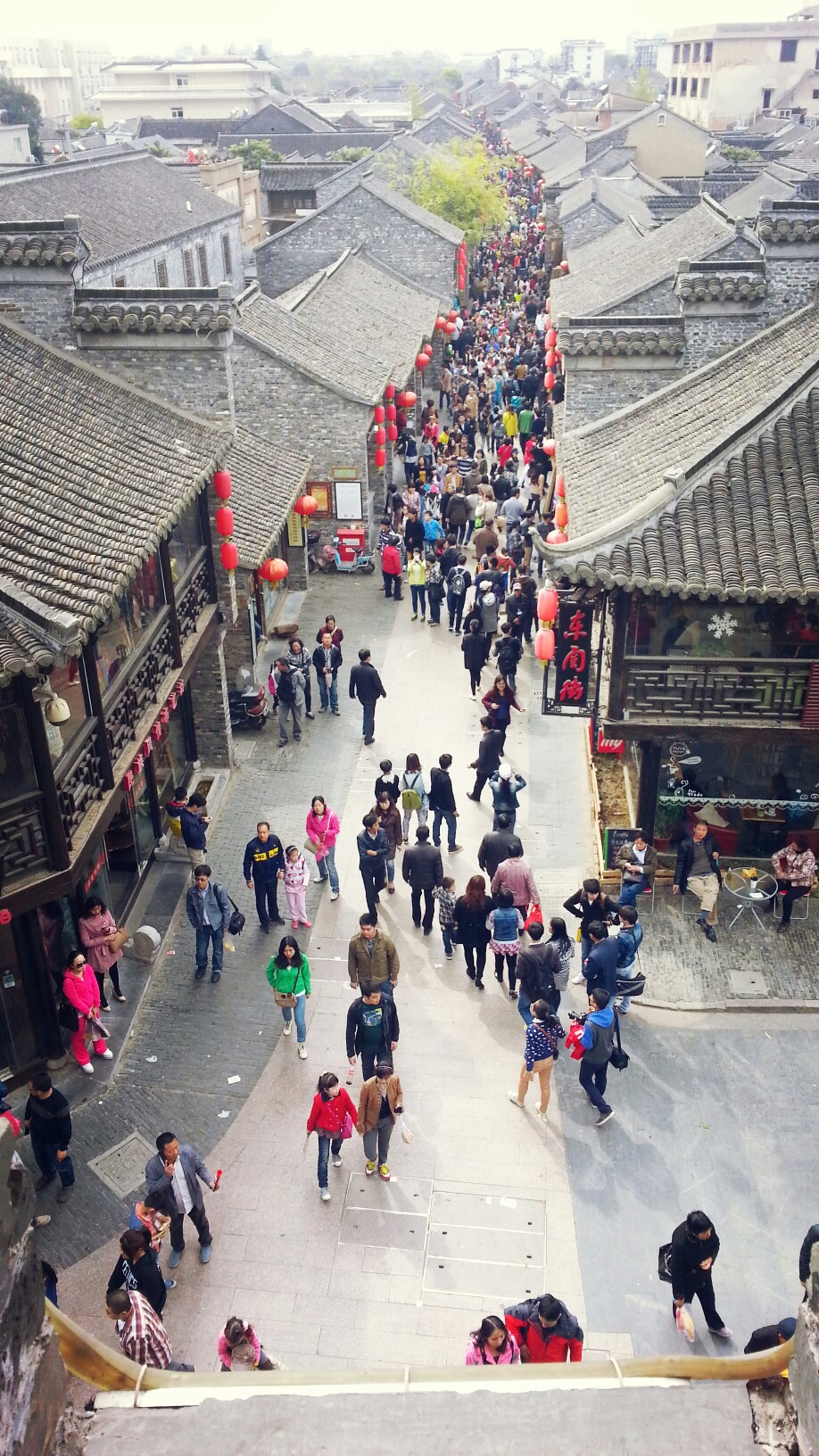 站在城头俯拍整条关东街,熙熙攘攘的人群,突然发现这条街我们走的真不
