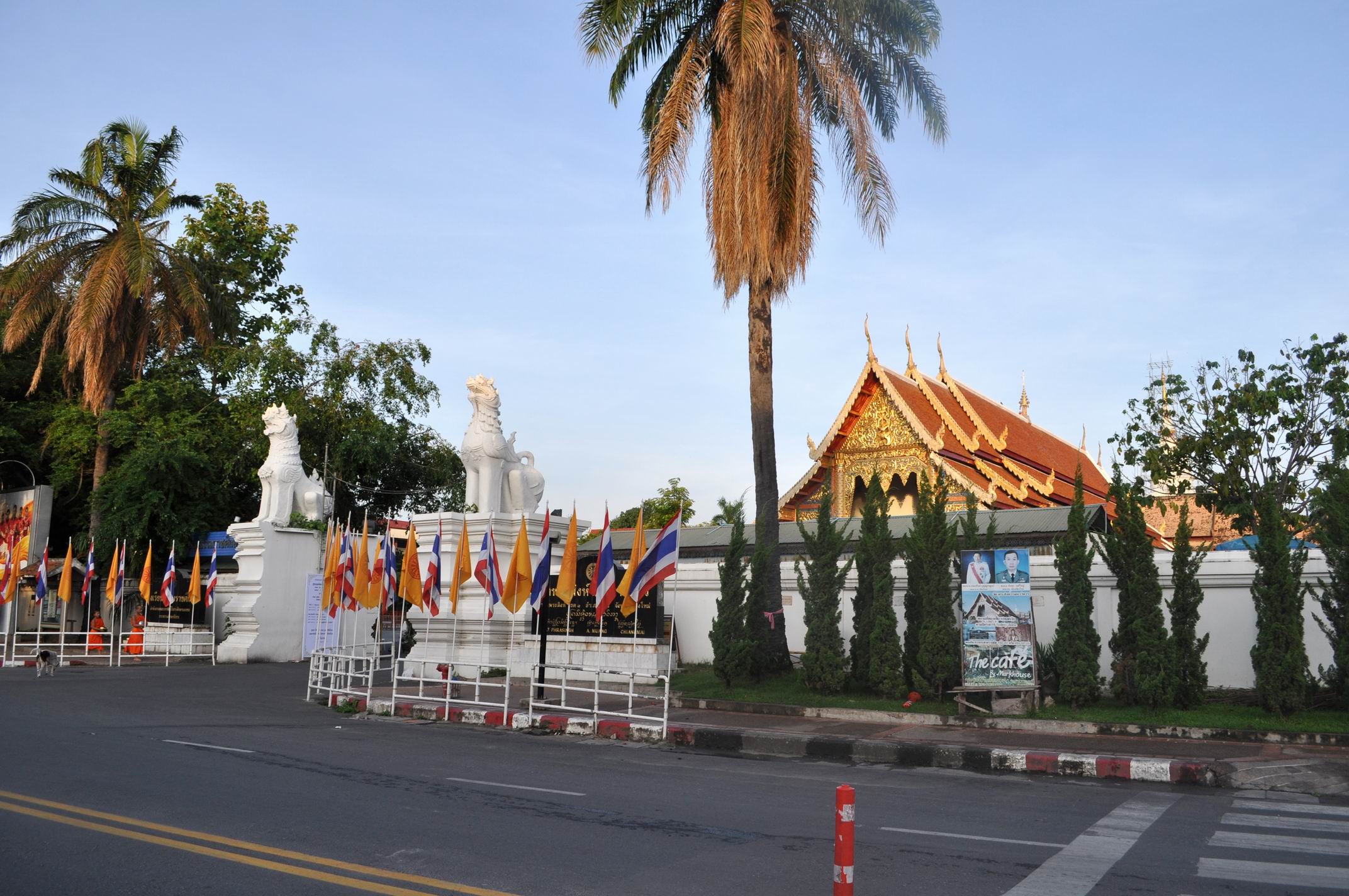 中文翻译可能是叫"巴蓬寺,是到泰国拜访的第一家寺庙.