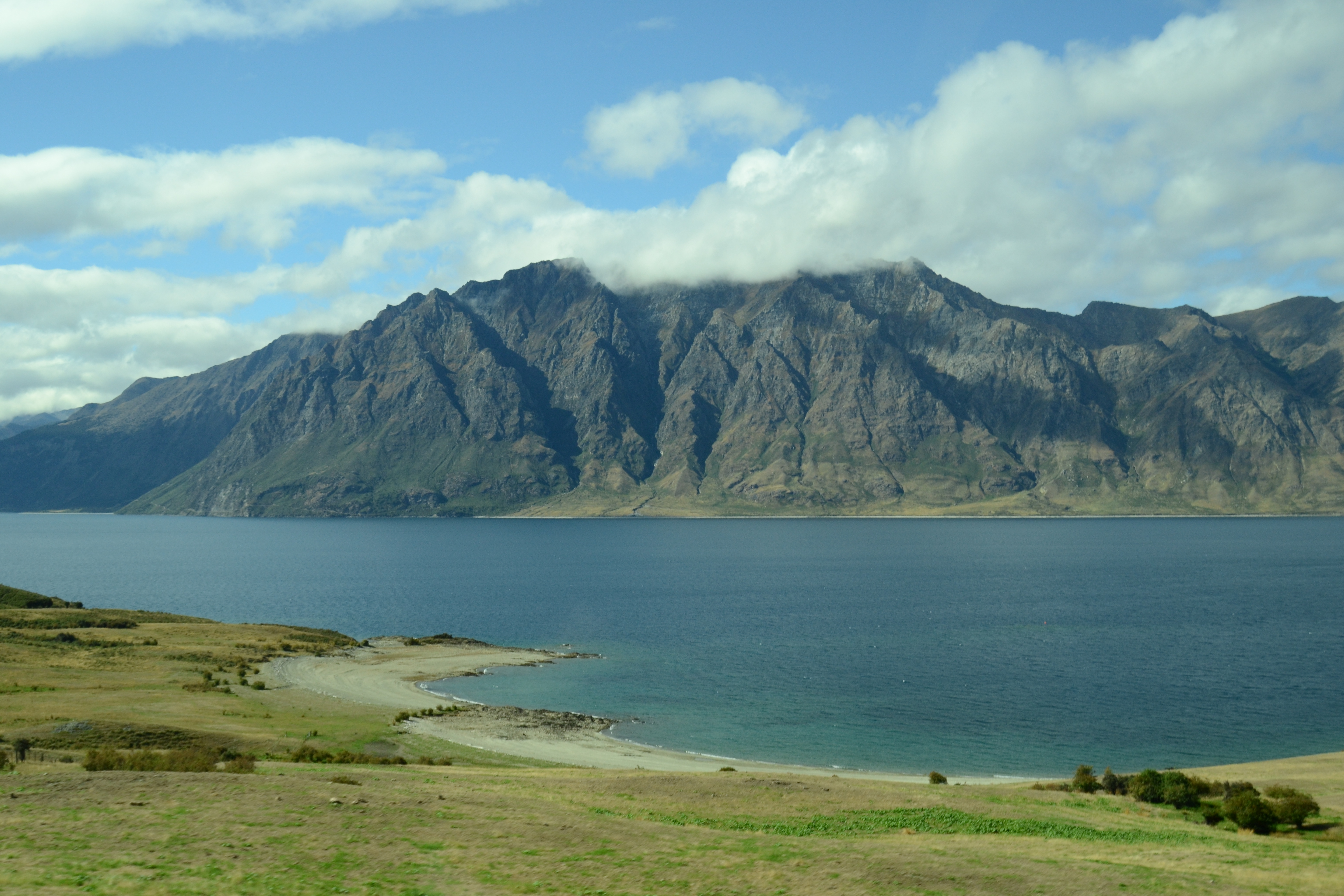 瓦纳卡湖是新西兰第四大湖,很蓝很干净,不管从哪个角度看,都是风景.