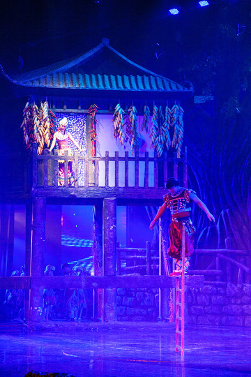 其中还有个节目是《湘西赶尸》,满足观众的猎奇探幽心理,让大家感受