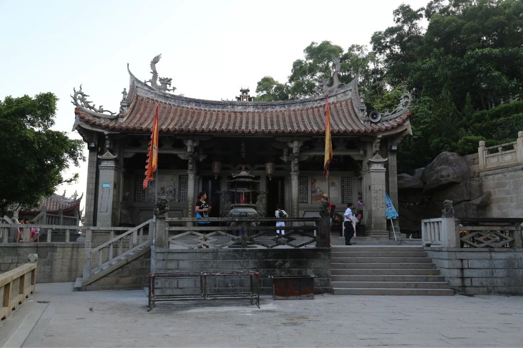 湄洲岛二日游旅游攻略向浦铁路开通后,从江西前往莆田湄洲岛旅游的客人骤增。如果要玩得开心,玩得轻松愉快,得合理安排一番。我们在出发前,做了大量功课,自以为安排特别妥当,结果也不是特别理想。现根据游玩回来的感受,总结一条相对合理的游玩线路供大家参考,或许对你的湄洲岛之旅会有很大帮助。 一、出行前准备: 1、购好往返车票。暑假期间火车票特别紧张,一般建议提前10天左右购票。一般购买第一天上午出发车票,第二天晚上回程车票。 2、订好岛上住宿酒店。建议一定在岛上住宿,一般通过网上预订,直接上岛很可能会找
