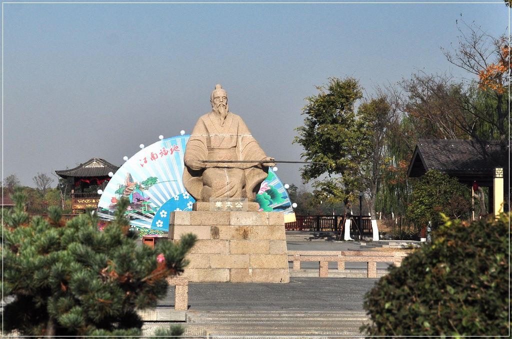 风景区门口塑着姜太公的雕像,这里因商末姜太公为寻访仲雍在此隐居